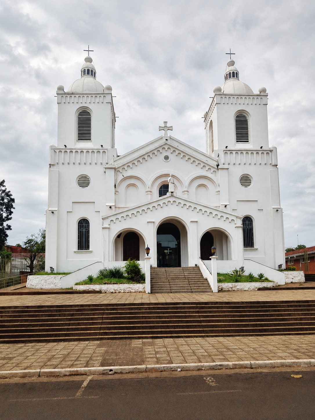 Iglesia de fachada blanca y dos torres en Encarnación