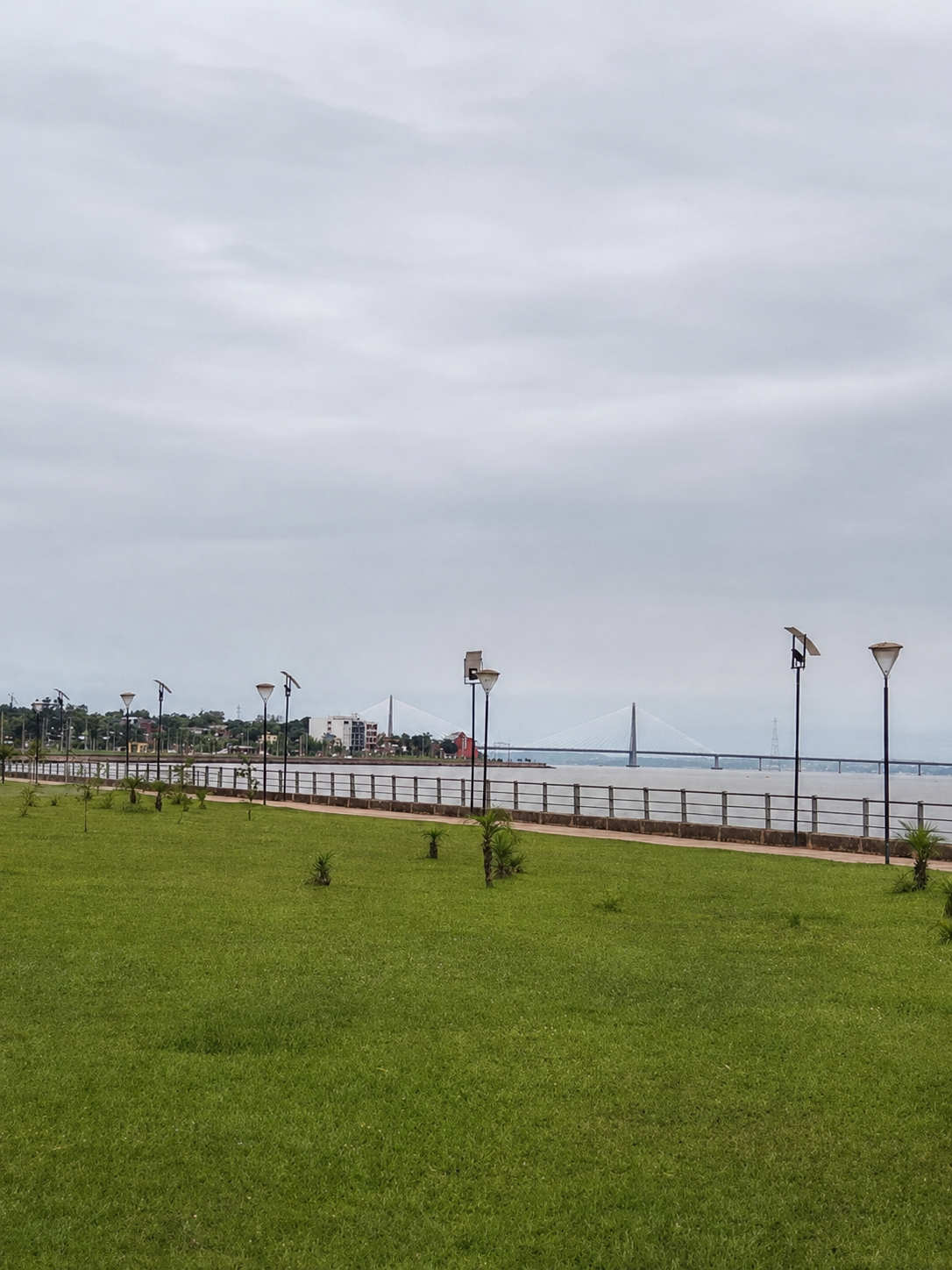Costanera de Encarnación con el puente internacional sobre el Paraná