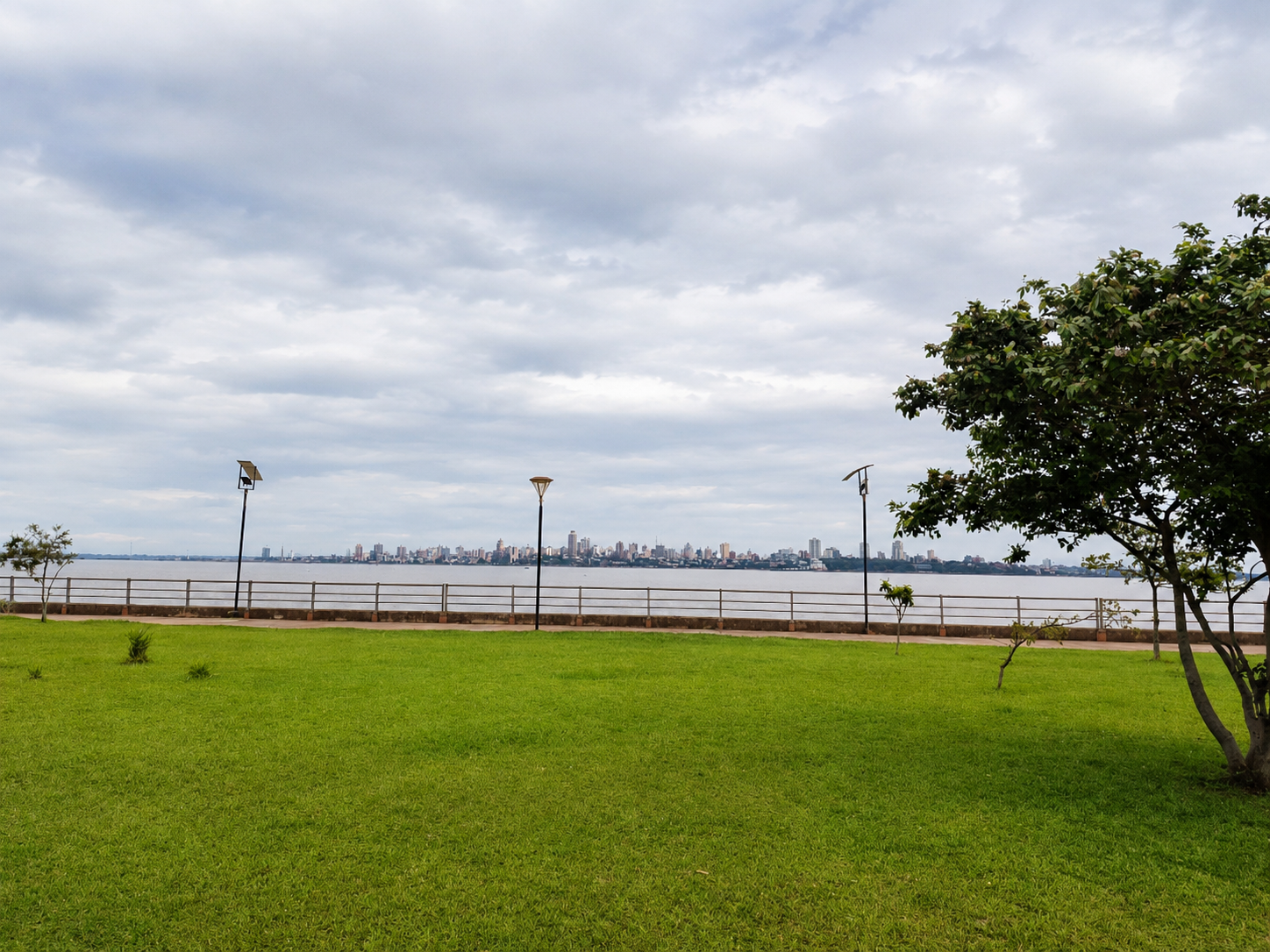 Posadas vista desde la Costanera de Encarnación, Paraguay