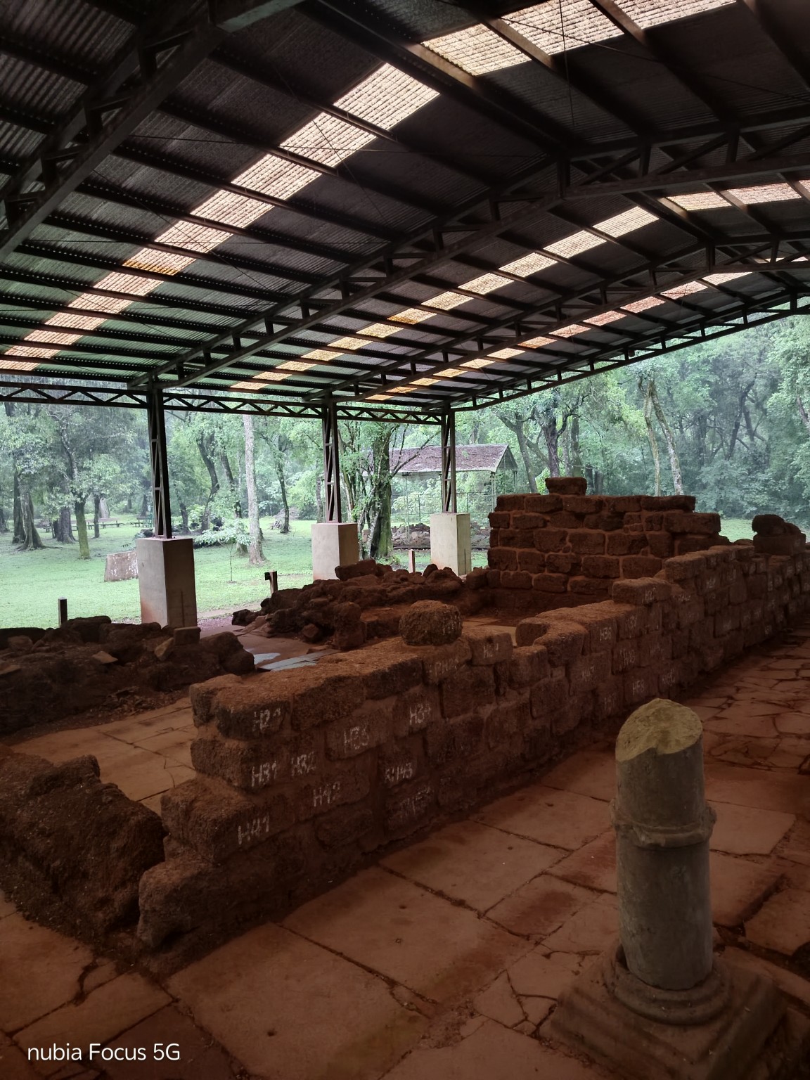 Restos arqueológicos protegidos bajo una cubierta en Loreto