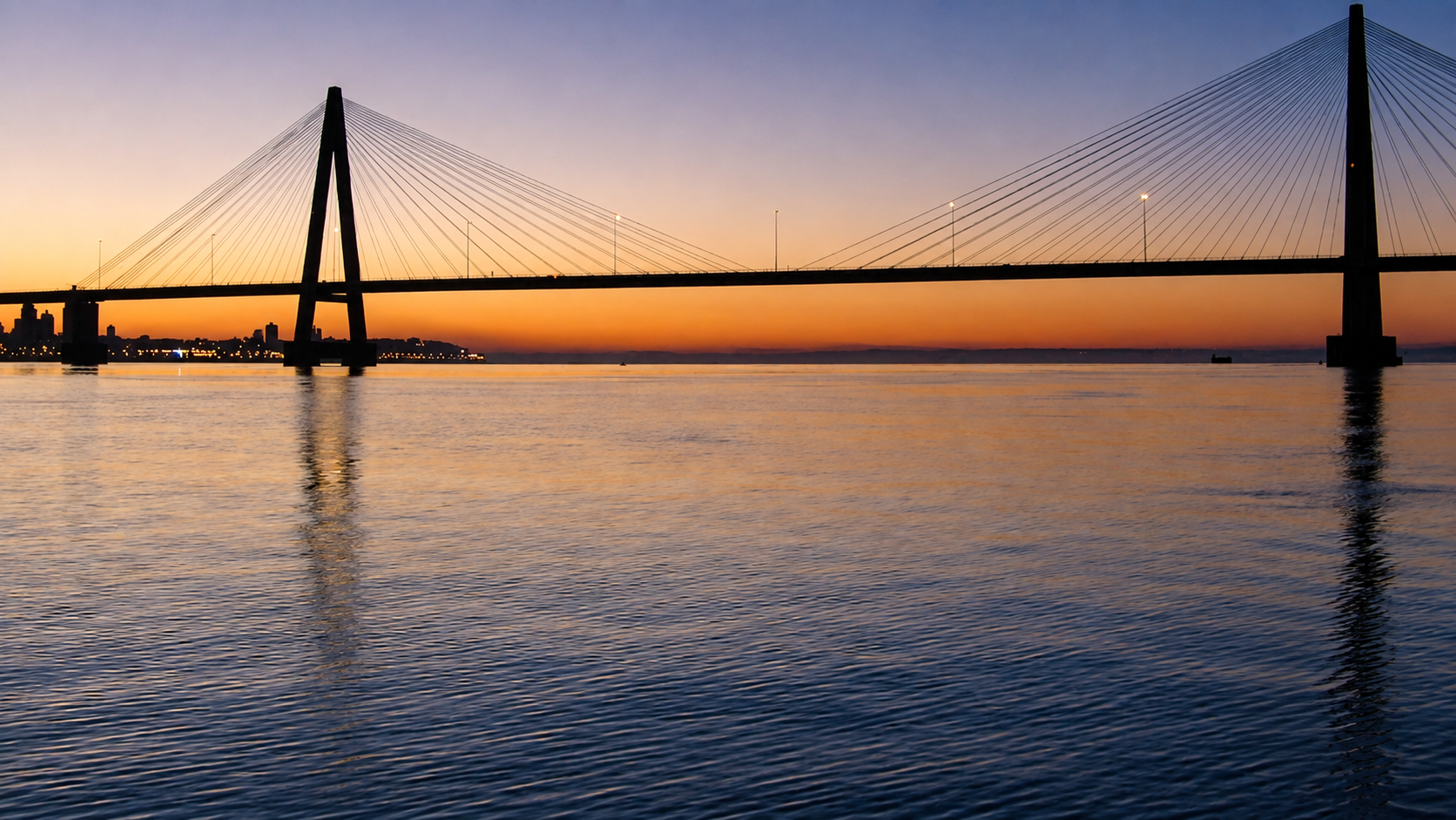 Puente internacional sobre el río Paraná durante el atardecer