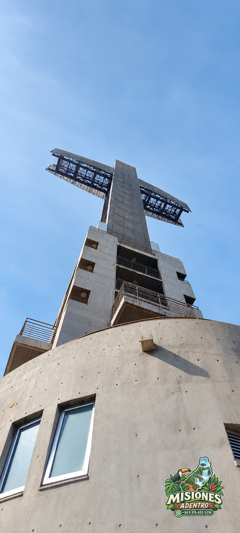 Cruz monumental del Parque Temático de la Cruz de Santa Ana